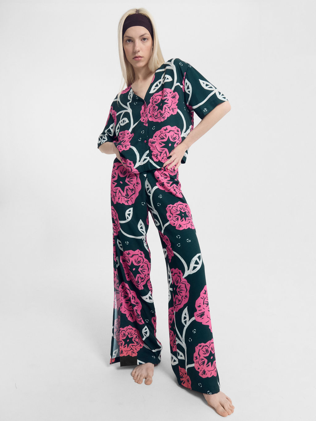 Комплект женский (жакет, брюки) зеленый с цветами - Mark formelle фото 3