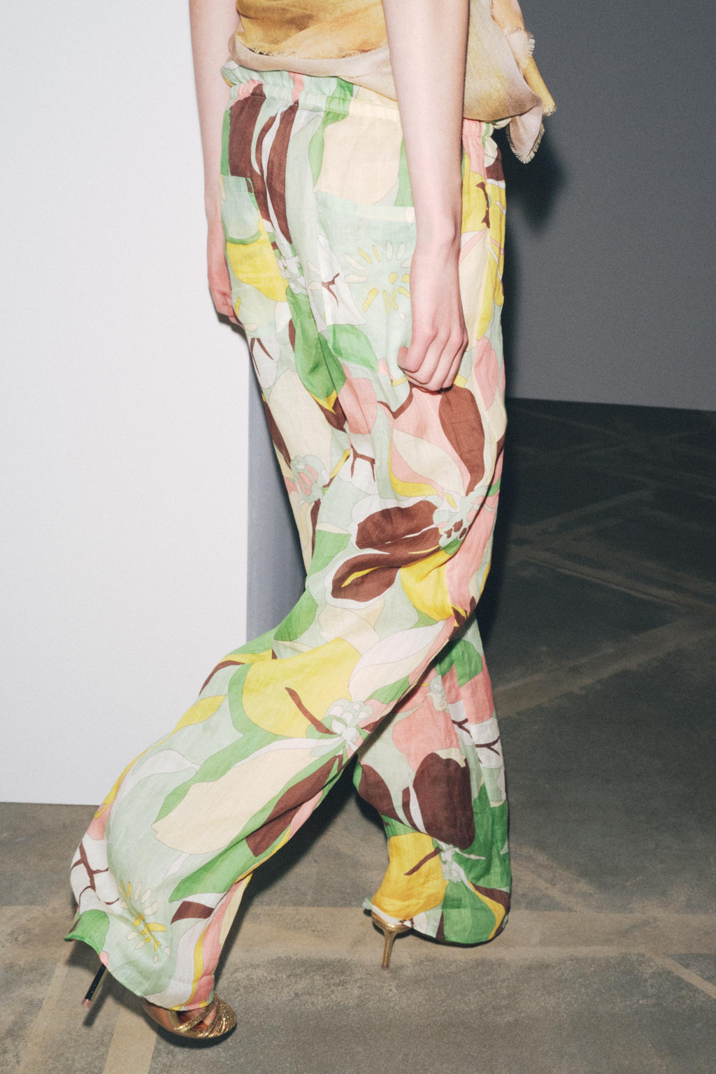 ZW COLLECTION RAMIE FLORAL PRINT TROUSERS - Zara фото 3