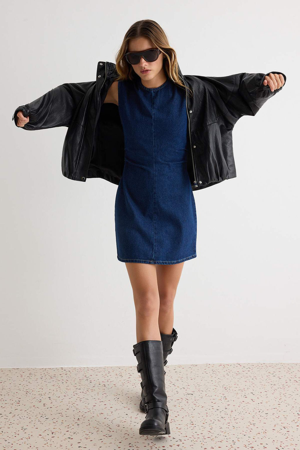 Koyu Mavi Az Esnek Bel Detayl_ Mini Denim Elbise TWOAW27EL00029 - Trendyolmilla фото 2