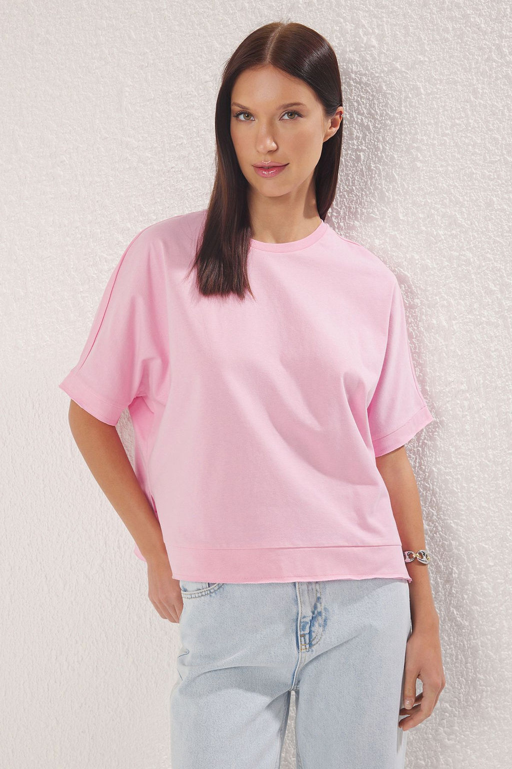 TRENDYOLMILLA Indigo %100 Pamuk Kesik ve Y?rtmac Detayl? Oversize/Rahat Kesim Orme T-Shirt TWOSS24TS00027