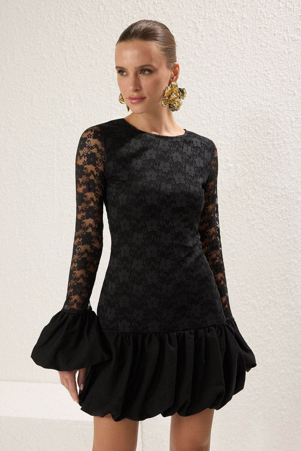 TRENDYOLMILLA Siyah A-Kesim Astarl? Balon Etek Dantel Orme K?sa S?k Elbise TPRSS25EL00240 фото 2