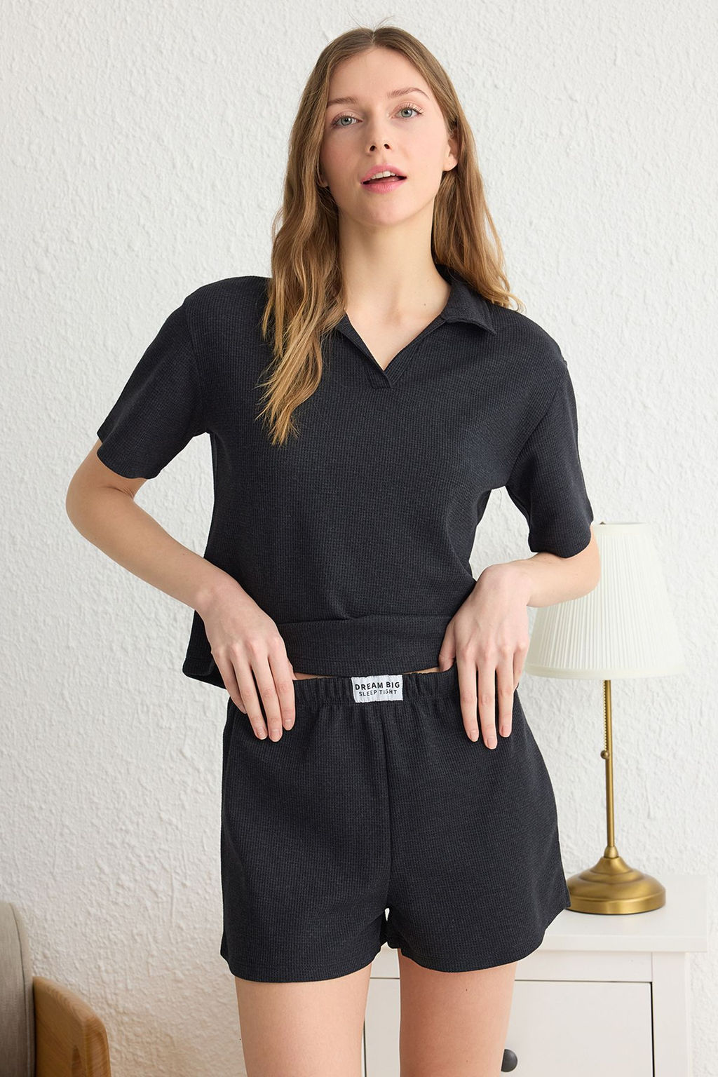 Trendyolmilla Antrasit Slogan Etiket Detayl? Waffle Kumas Sortlu Orme Pijama Tak?m? THMSS25PT00072  фото 2