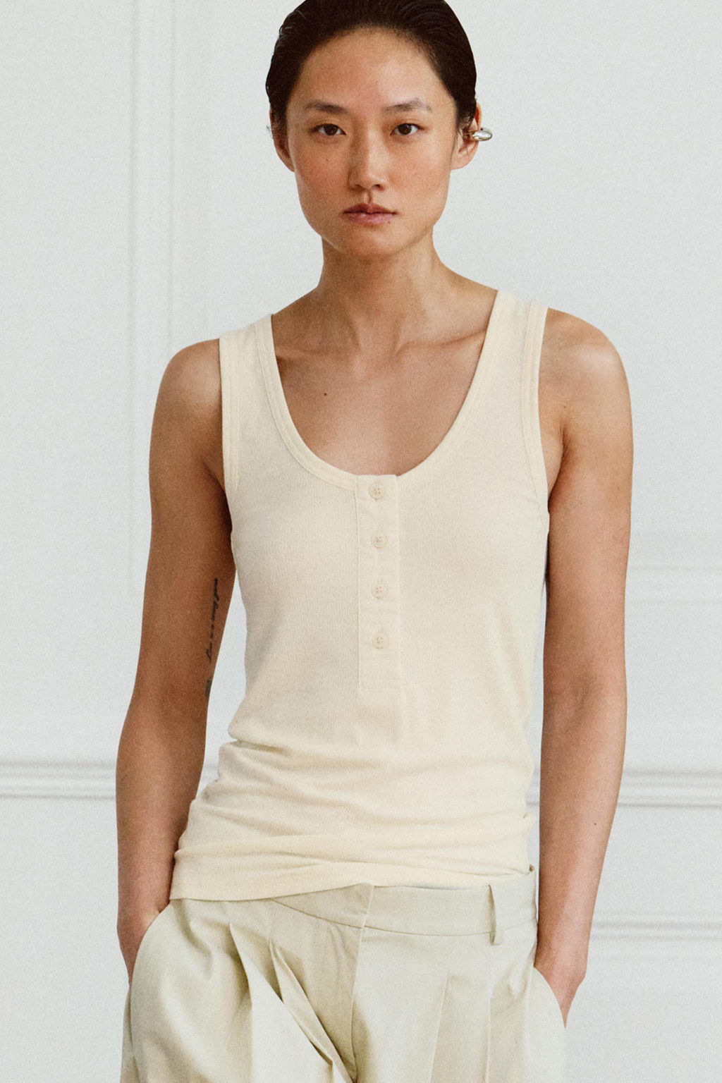 CAMISETA BOTONES CON LINO / Crudo