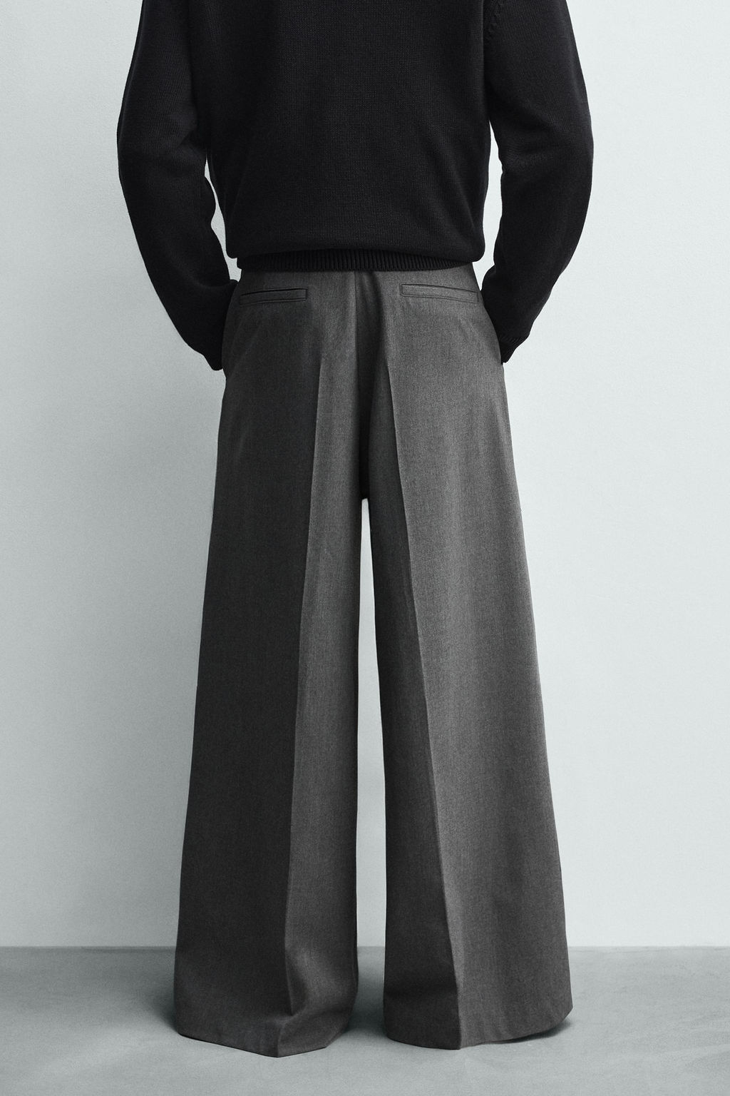 PANTAL?N WIDE FIT PLIEGUES / Gris
