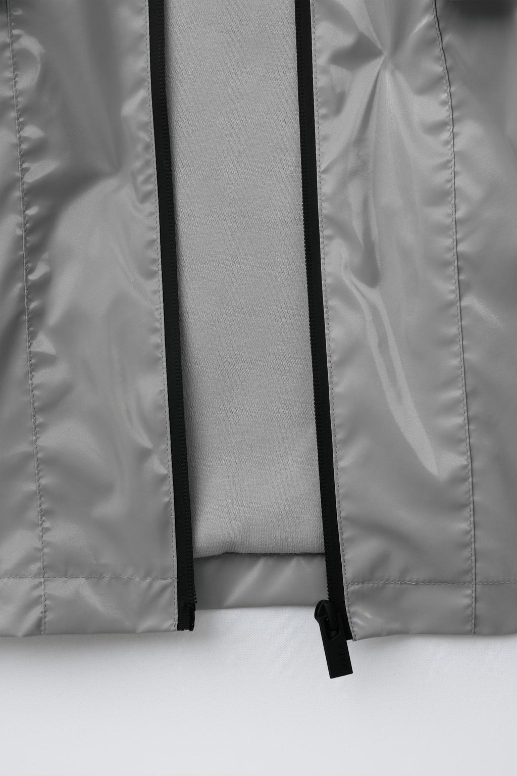 CAZADORA CAPUCHA ENGOMADA WATER REPELLENT / Plata