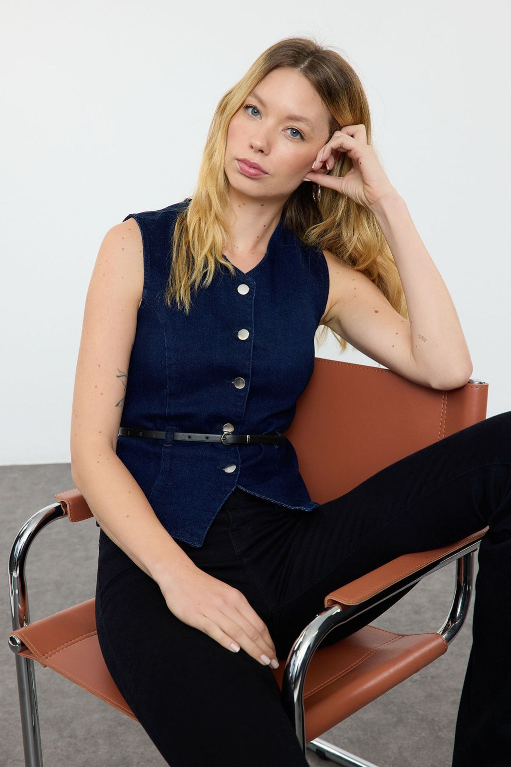 More Sustainable Koyu Mavi Kemer Detayl? Comfort/Esnek Denim Yelek TWOAW25YE00101