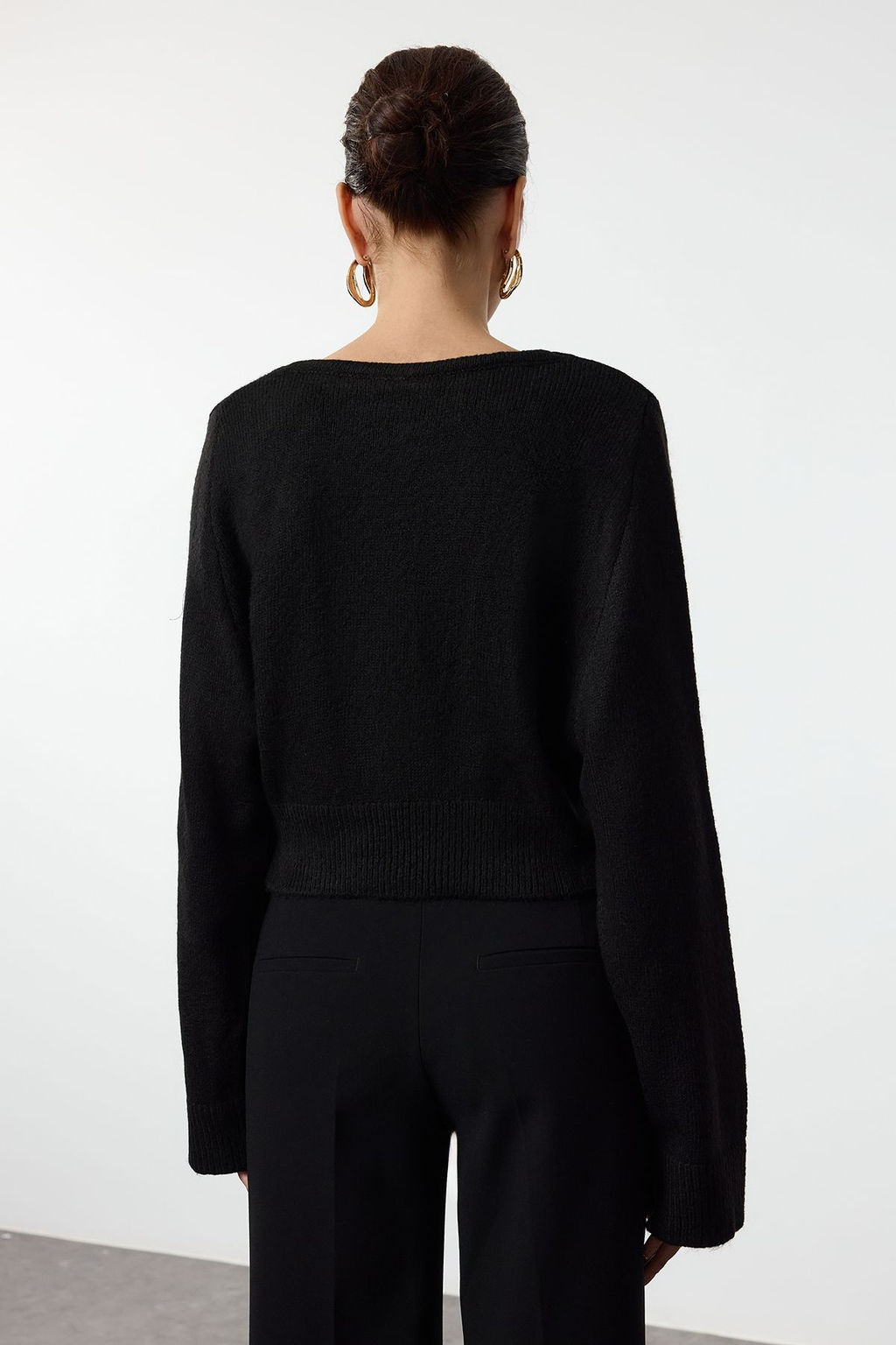 TRENDYOLMILLA Siyah V Yaka Crop Triko H?rka TWOAW25HI00074 фото 5