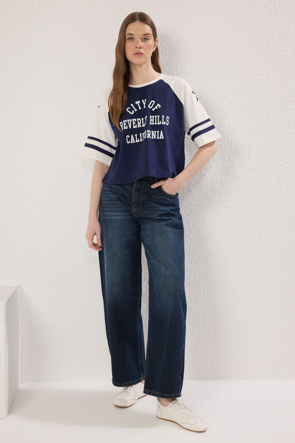 TRENDYOLMILLA Ekru %100 Pamuk Renk Bloklu Slogan Bask?l? Relaxed Crop Orme T-Shirt TWOSS25TS00067  фото 6