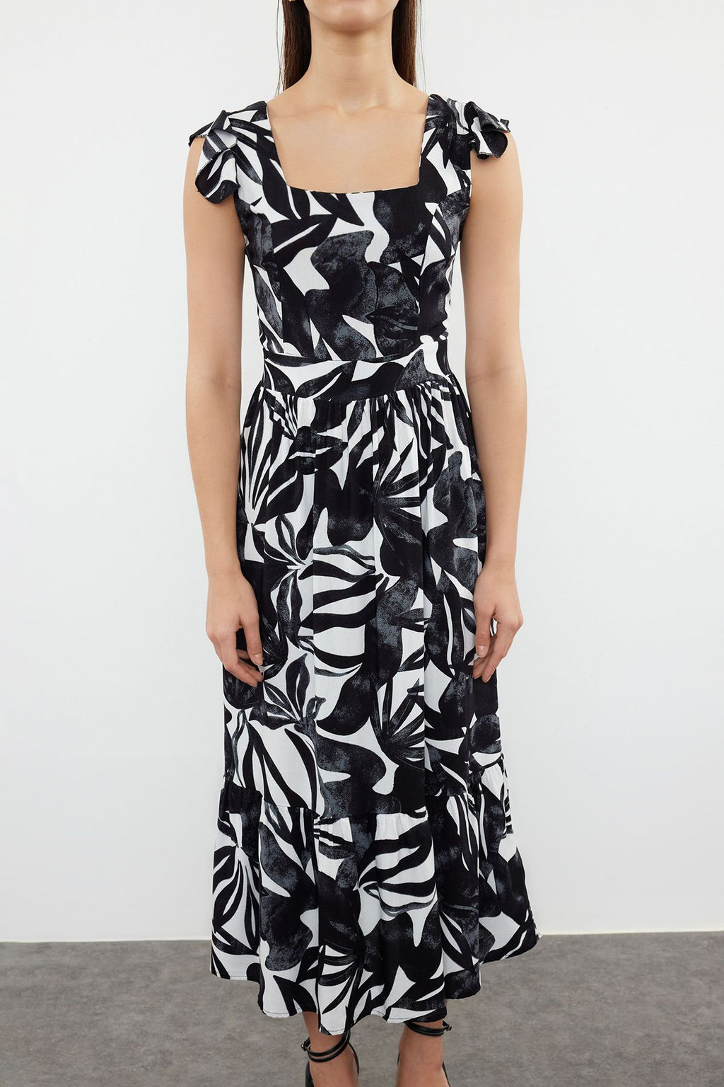 TRENDYOLMILLA Lacivert Cicek Desenli Kare Yaka A Kesim Viskon Midi Dokuma Elbise TWOSS20EL3331  фото 7