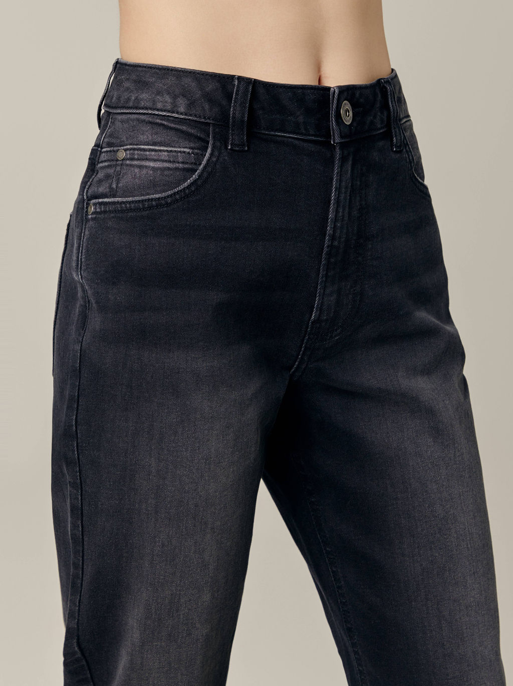 CONTE CON-661 Черные джинсы mom с эффектом потертости и необработанным краем black - Conte elegant фото 9