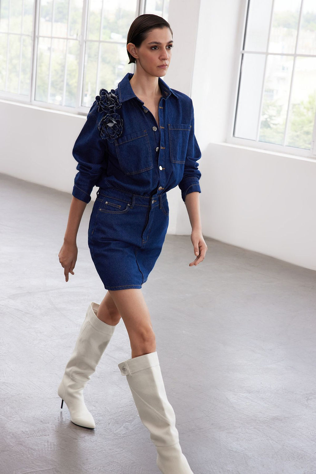 TRENDYOLMILLA Limited Edition Mavi Gul Detayl? Mini Denim Gomlek Elbise TWOAW25EL00396  фото 5