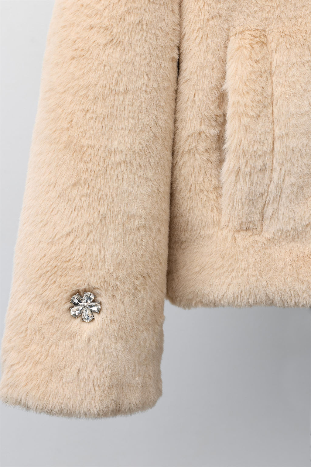 SHORT FAUX FUR COAT WITH JEWEL DETAILS - Zara фото 6