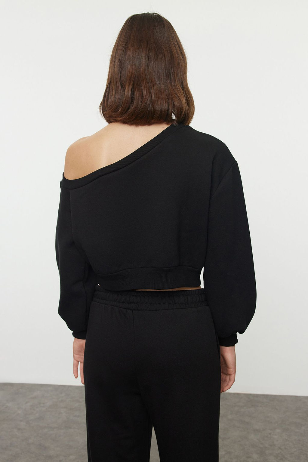 TRENDYOLMILLA Siyah Regular Kal?p Kal?n Ici Polarl? Crop Asimetrik Yaka Orme Sweatshirt TWOAW25SW00143  фото 9