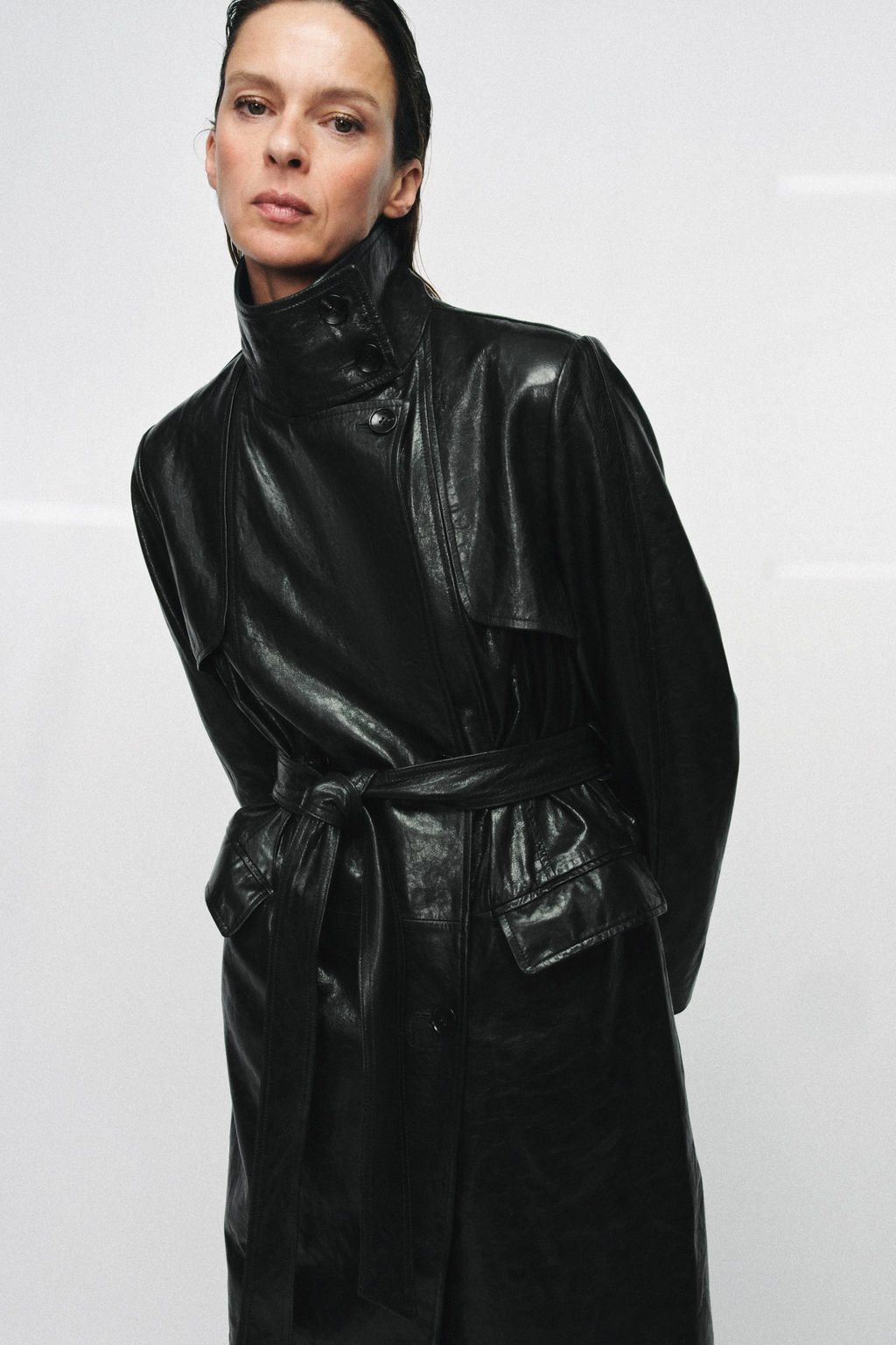 TRENCH PIEL100% HOMBRERAS ZW COLLECTION LIMITED EDITION / Negro - Zara фото 2