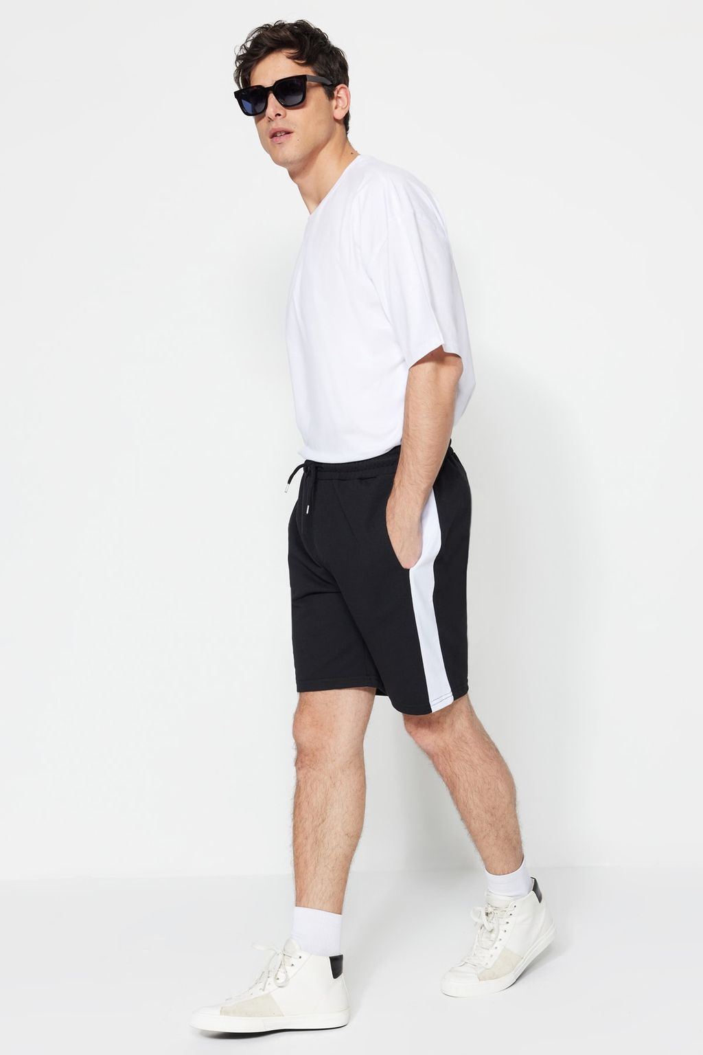 TRENDYOL MAN Siyah Regular/Normal Kesim Orta Boy Lastik Belli Bagc?kl? Renk Panelli Sort TMNSS20SR0105