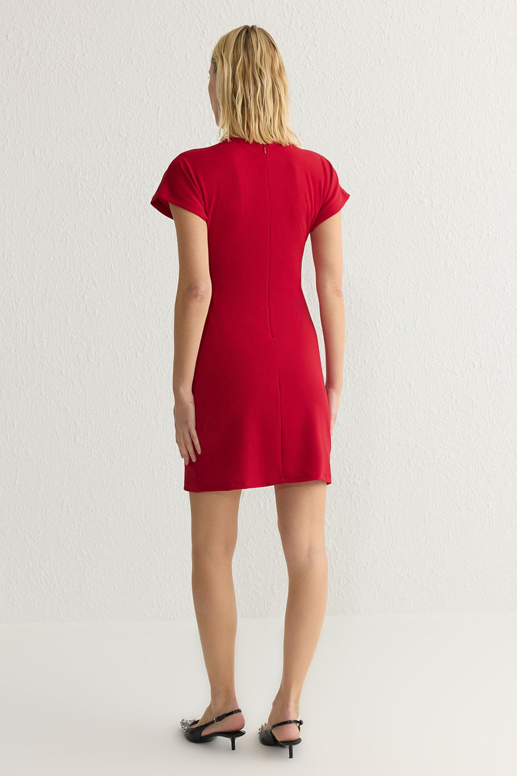 TRENDYOLMILLA K?rm?z? Bodycone/Vucuda Oturan Buzgu/Drape Detayl? Mini Orme Elbise TWOSS25EL00086  фото 10