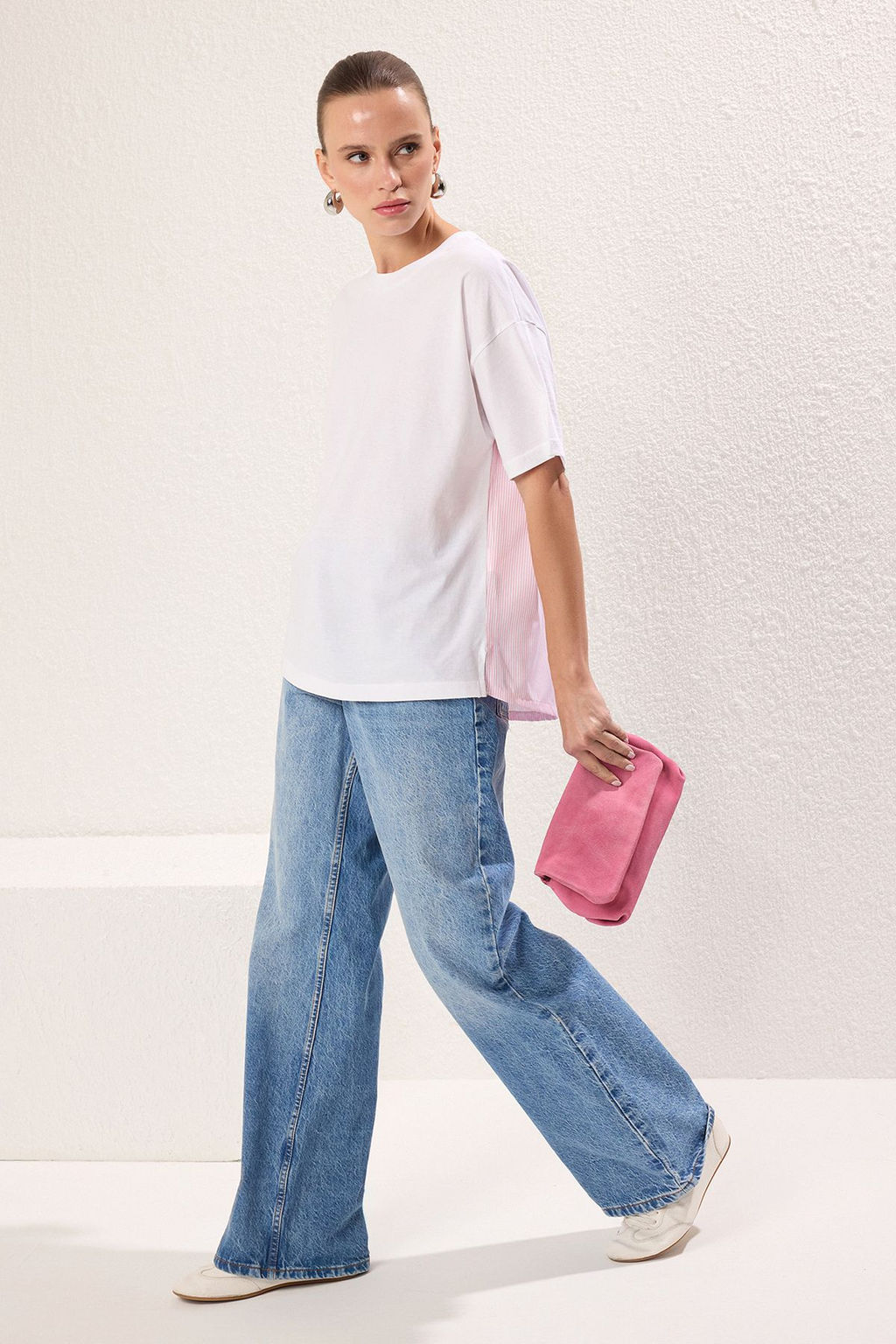 Beyaz Pembe Cizgili Kal?n Pamuklu Poplin Detayl? Oversize/Genis Kal?p Orme T-Shirt TWOSS24TS00006