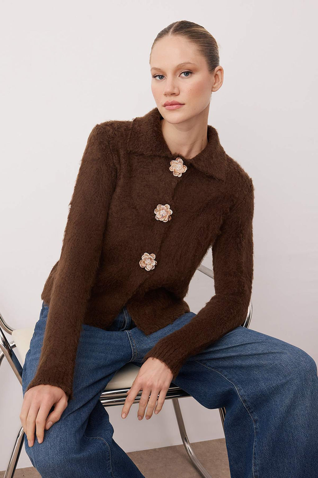 Koyu Kahverengi Gul Dugme Detayl? Buklet Iplikli Genis Kal?p Triko H?rka TWOAW26HI00109