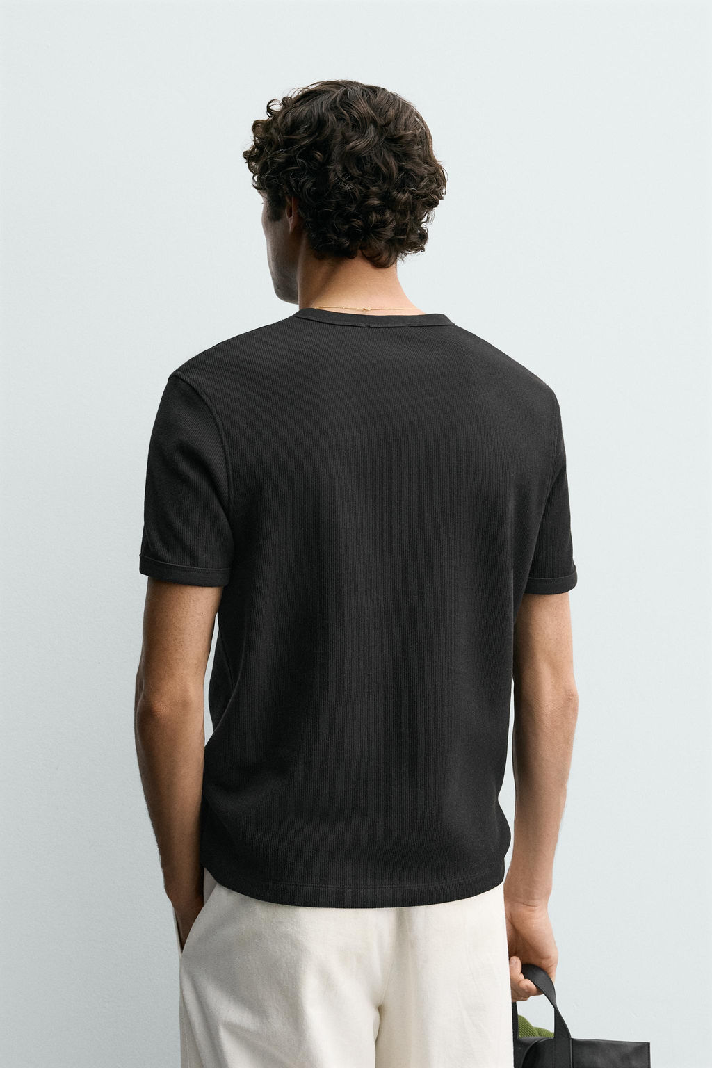 CAMISETA ESTRUCTURA CUELLO PANADERO / Negro