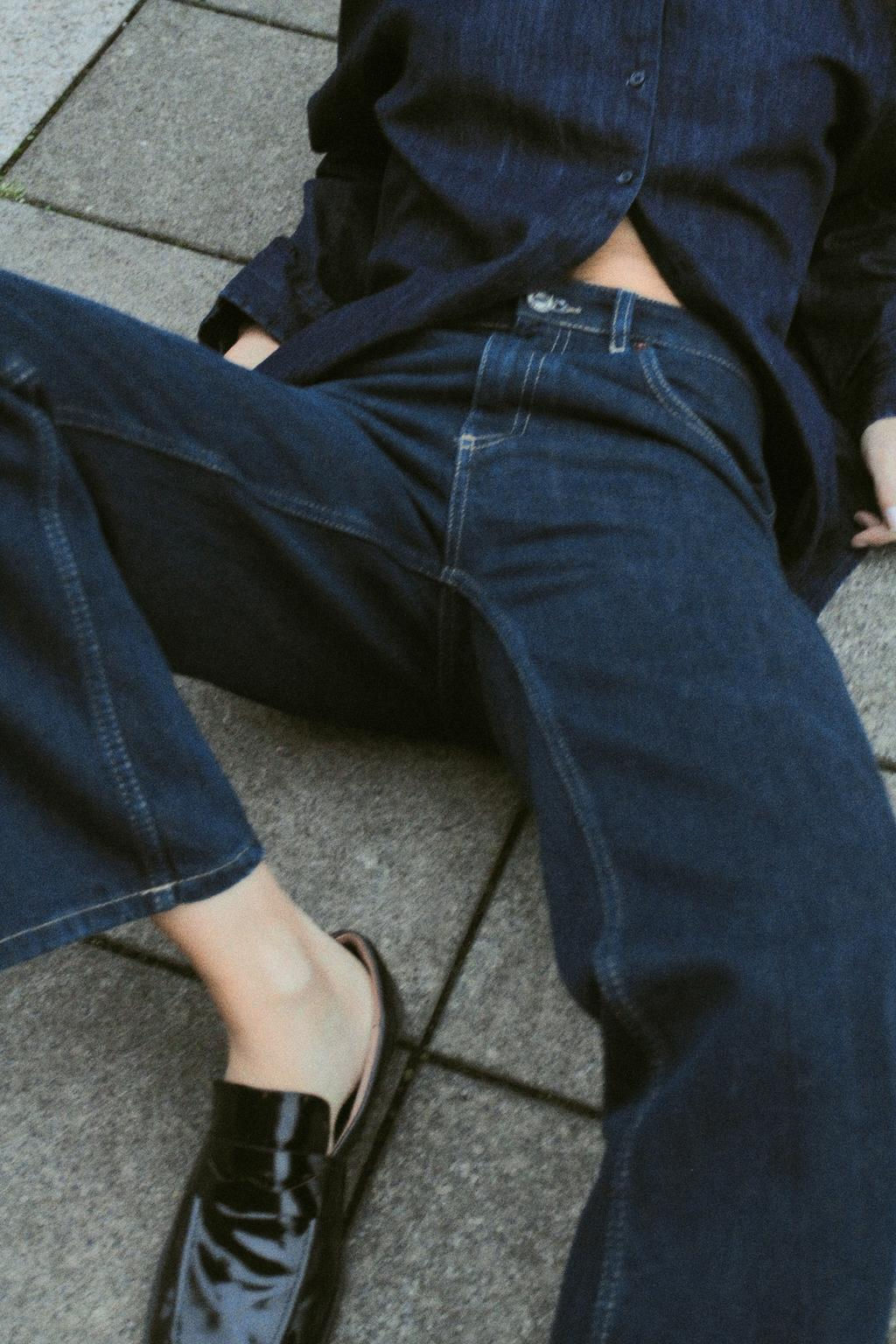 TRF BALLOON CURVED LEG MID-WAIST JEANS - Zara фото 4