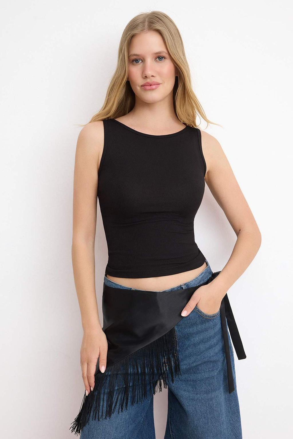 Siyah-Ekru Fitted/Vucuda Oturan Havuz Yaka Kolsuz Fitilli Esnek Orme Atlet TWOSS26AL00020 - Trendyolmilla фото 5