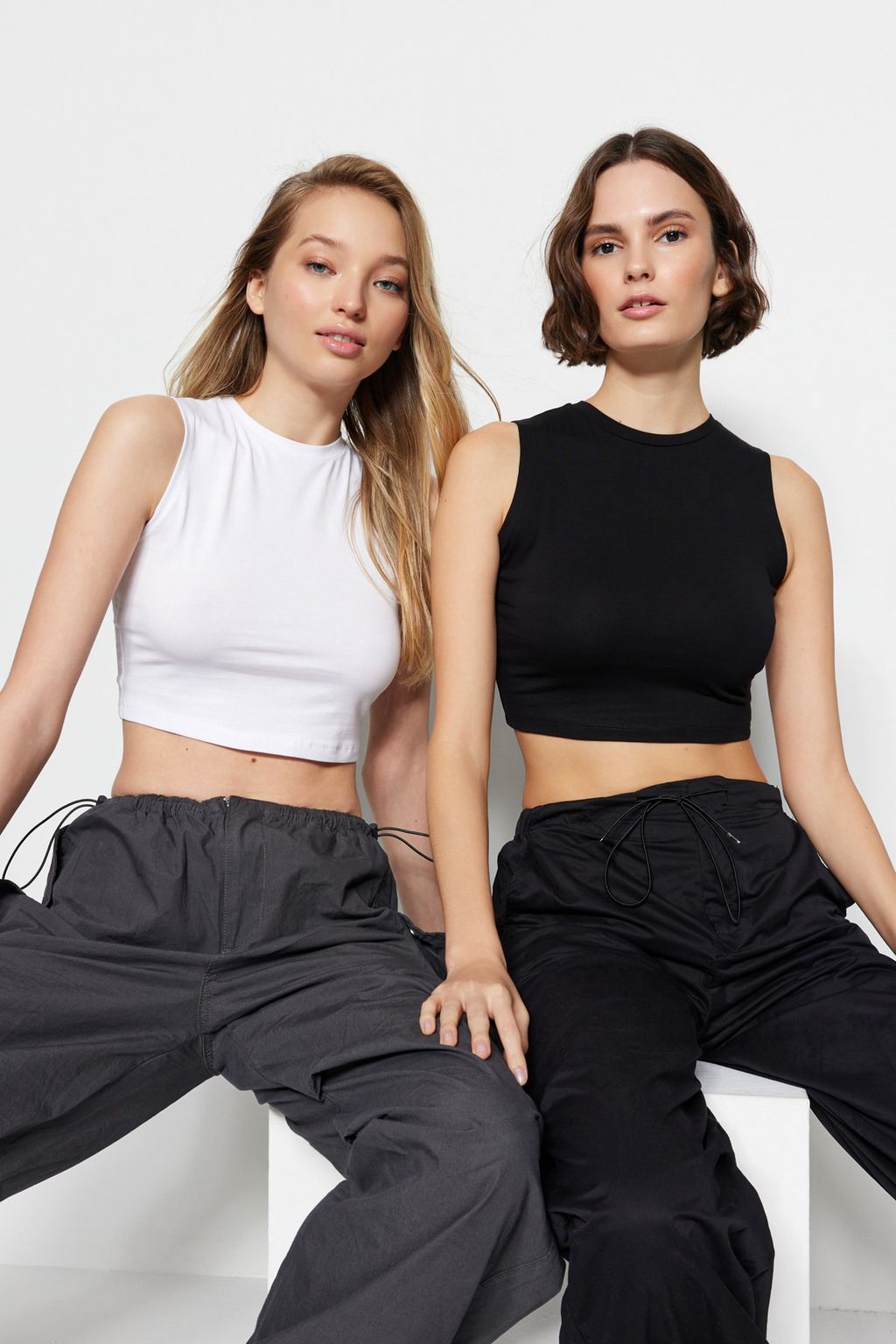 Siyah-Beyaz 2li Paket Kolsuz Crop Pamuklu Esnek Orme Atlet TWOSS23AL00010