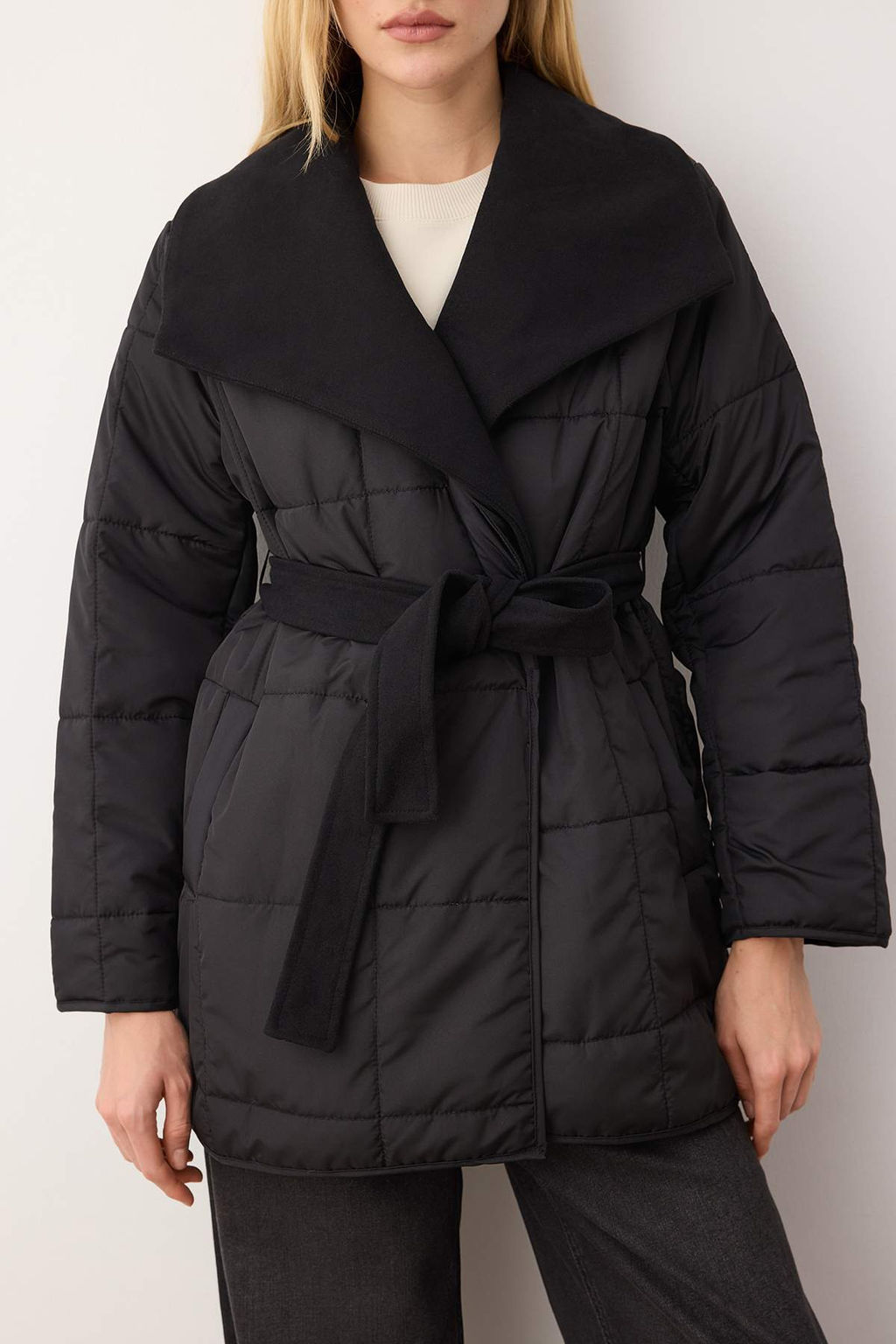 Siyah Oversize Kal?p Kase Yaka Detayl? Kusakl? Sisme Mont TWOAW26MO00119