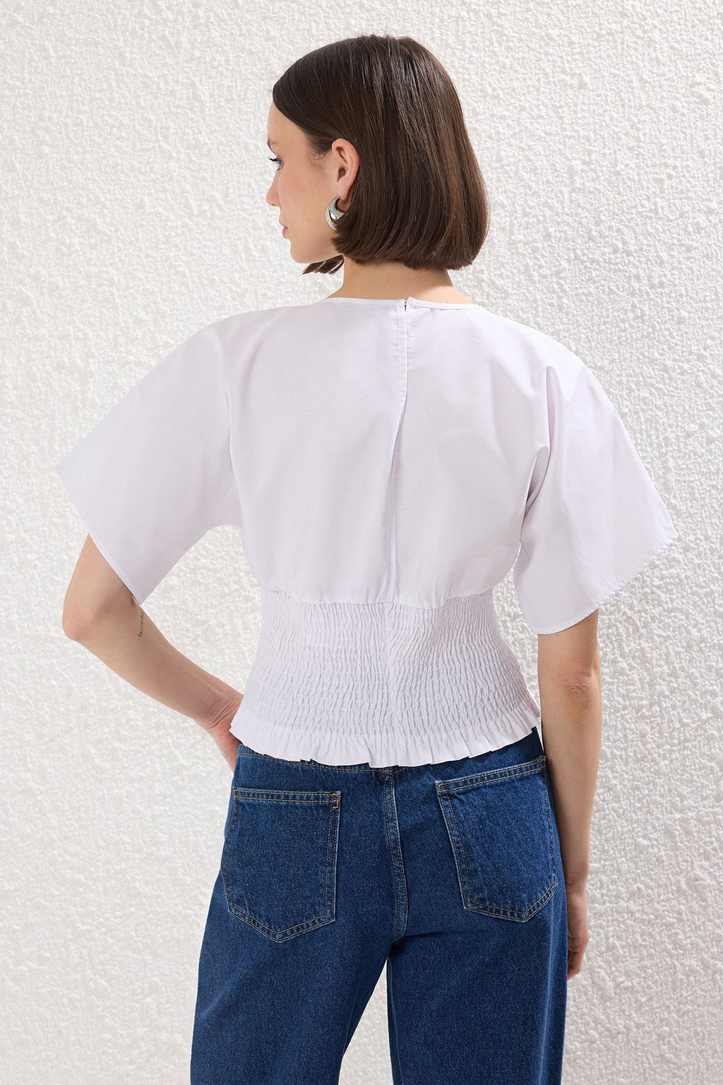Trendyolmilla Beyaz Gipeli Fitted K?sa Kollu Premium Dokuma Bluz TWOSS25BZ00414