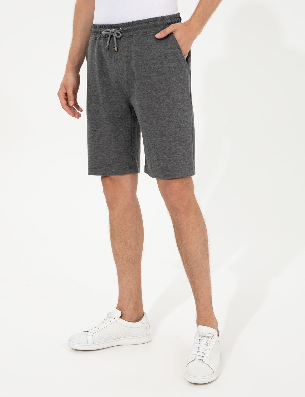 Серые меланжевые трикотажные шорты комфортного кроя