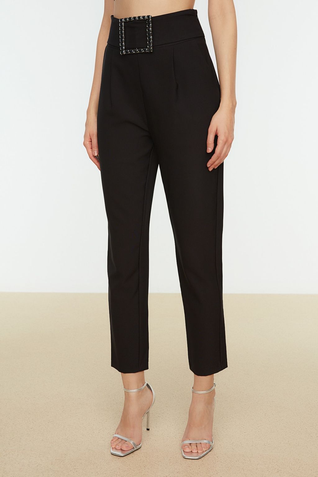 TRENDYOLMILLA Siyah Kemerli Parlak Tasl? Dokuma Pantolon TPRAW20PL0168