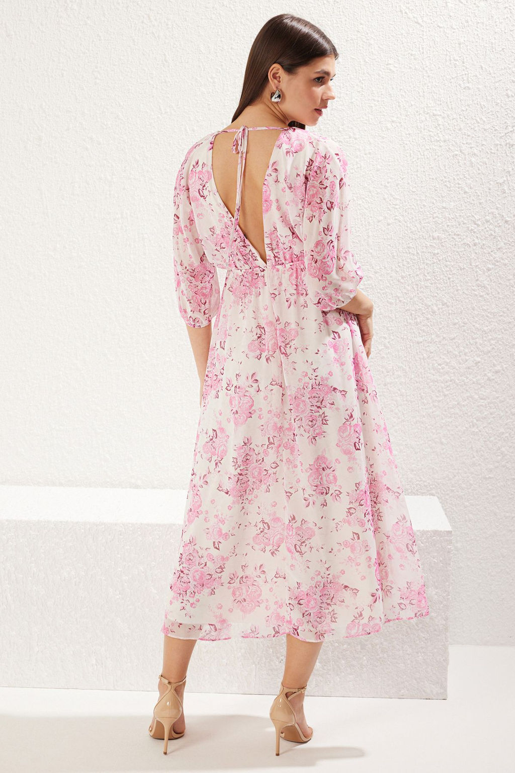 Pembe Soyut Desenli Etegi Belden Ac?lan Maxi Sifon Astarl? Dokuma Elbise TWOSS24EL00611 - Trendyolmilla фото 5