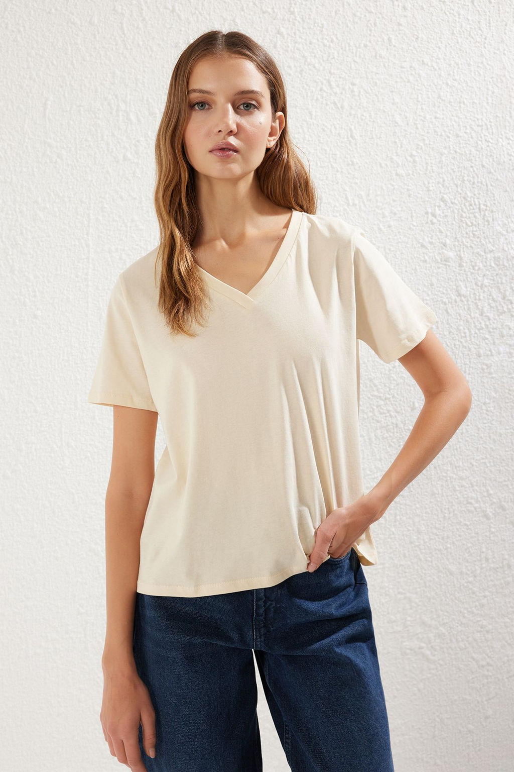 TRENDYOLMILLA Siyah-Beyaz %100 Pamuk 2li Paket Basic V Yaka Orme T-Shirt TWOSS23TS00002 фото 2