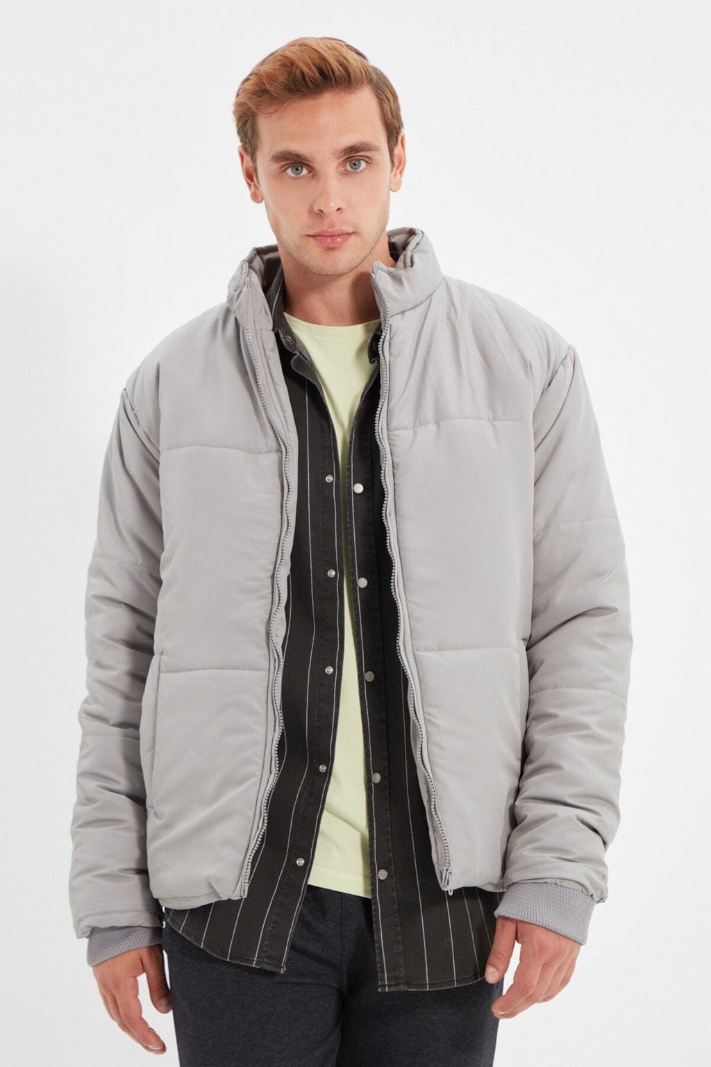 TRENDYOL MAN Koyu Yesil Regular Fit Cepli Ruzgara ve Suya Dayan?kl? Sisme Mont TMNAW22MO0091 - Trendyolmilla фото 9