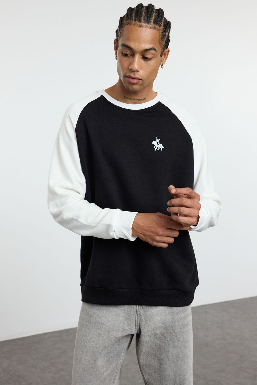 TRENDYOL MAN Siyah Oversize/Genis Kesim Reglan Kol Bask? Detayl? Renk Bloklu Sweatshirt TMNAW25SW00090