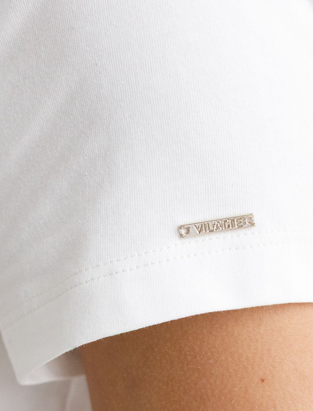 Базовая футболка из премиального хлопка с V образным вырезом