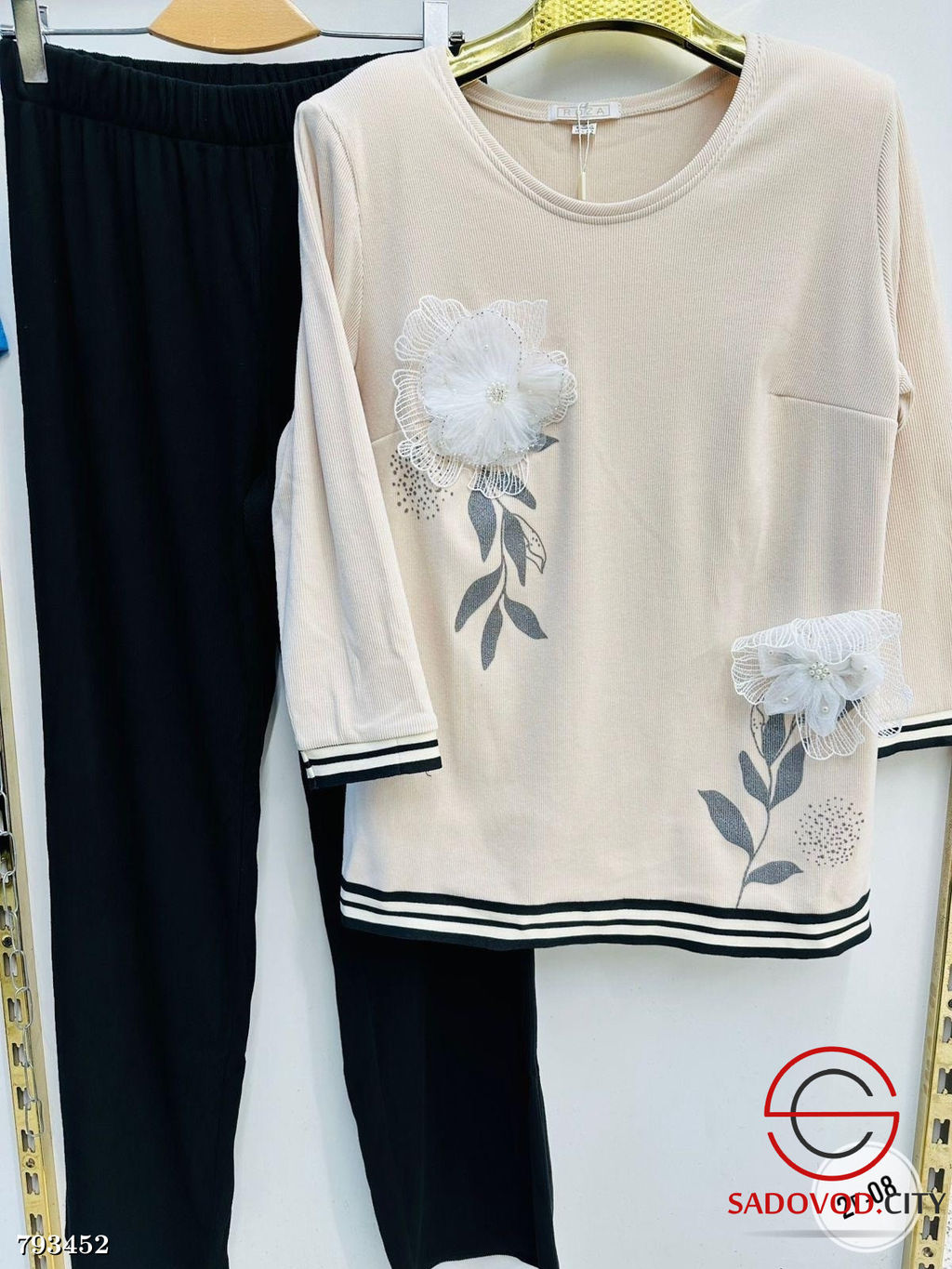 Классный костюм двойка с принтом роза