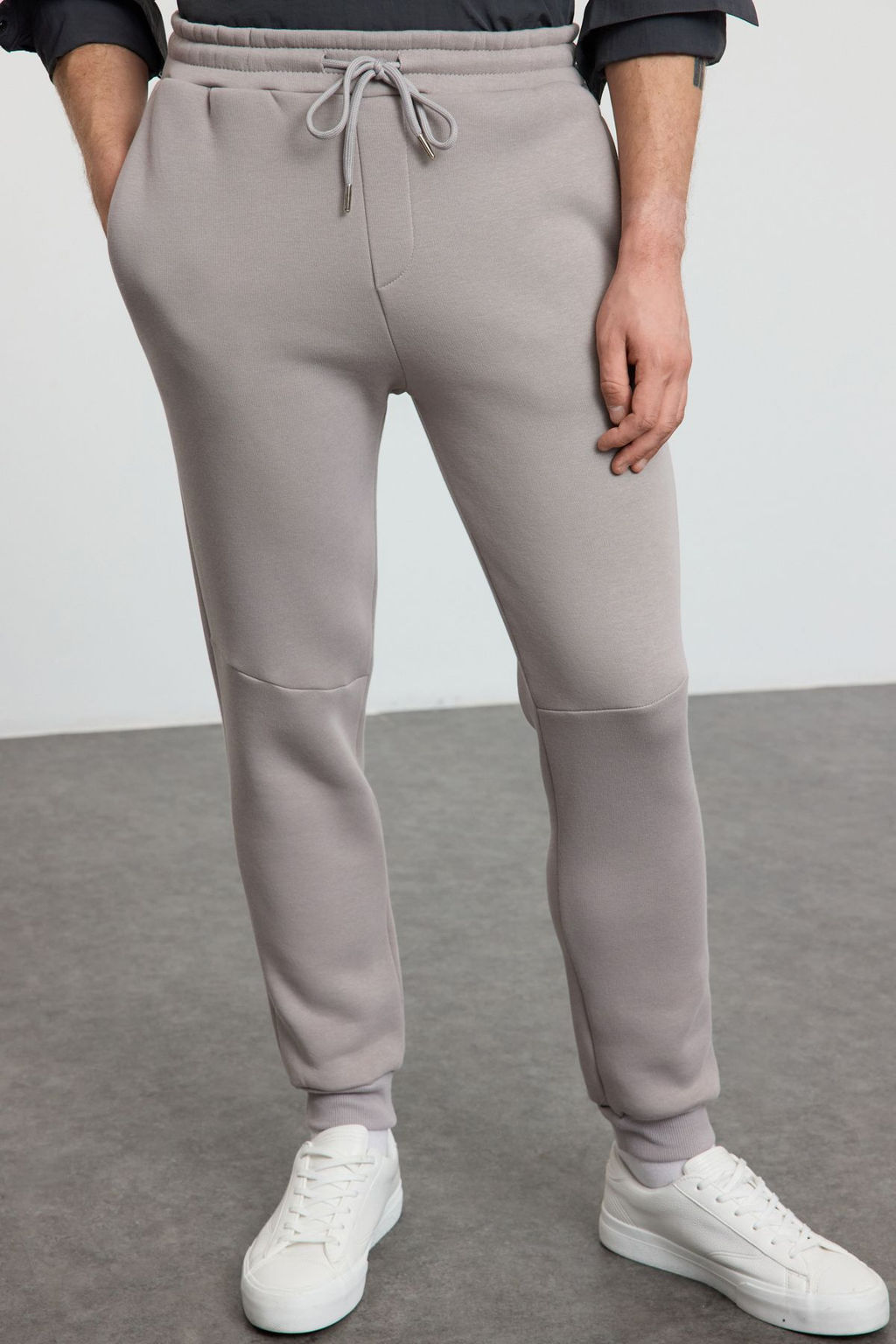 TRENDYOL MAN Indigo Regular/Normal Kesim Dikis Detayl? Kal?n Esofman Alt? TMNAW25EA00002