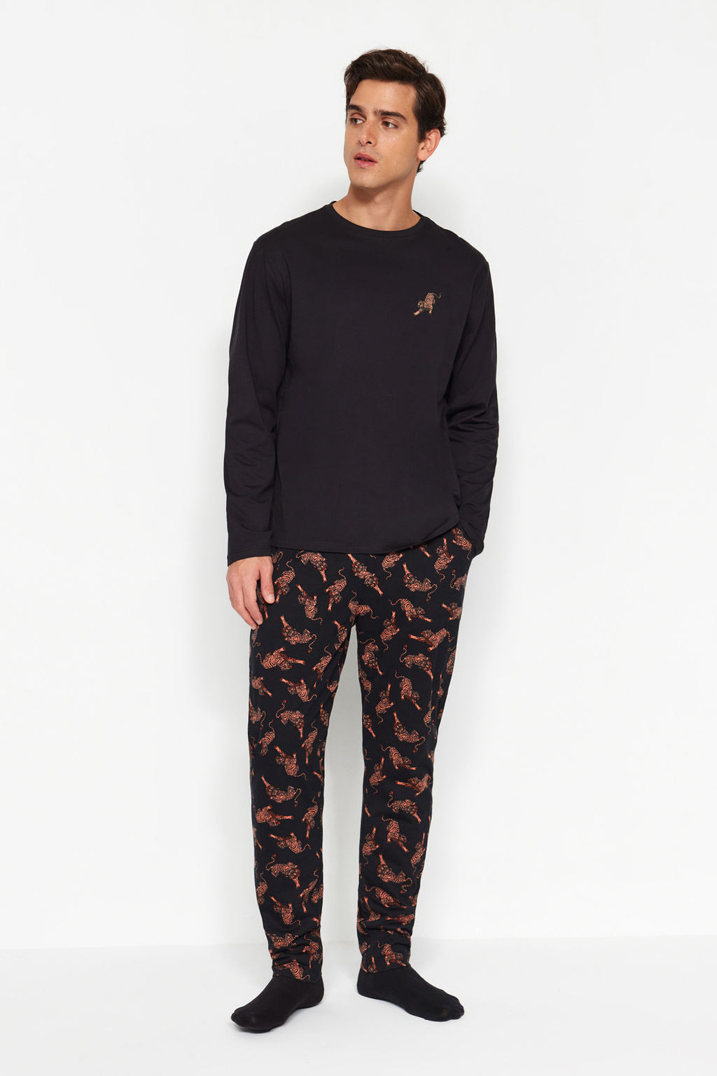 TRENDYOL MAN Siyah Regular Fit Bask?l? Orme %100 Pamuk Pijama Tak?m? TMNAW24PT00010