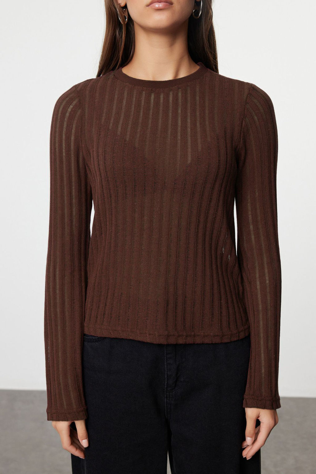 Koyu Kahverengi Transparan Triko Gorunumlu Kumas Regular Boy Bisiklet Yaka Orme Bluz TWOAW24BZ00094