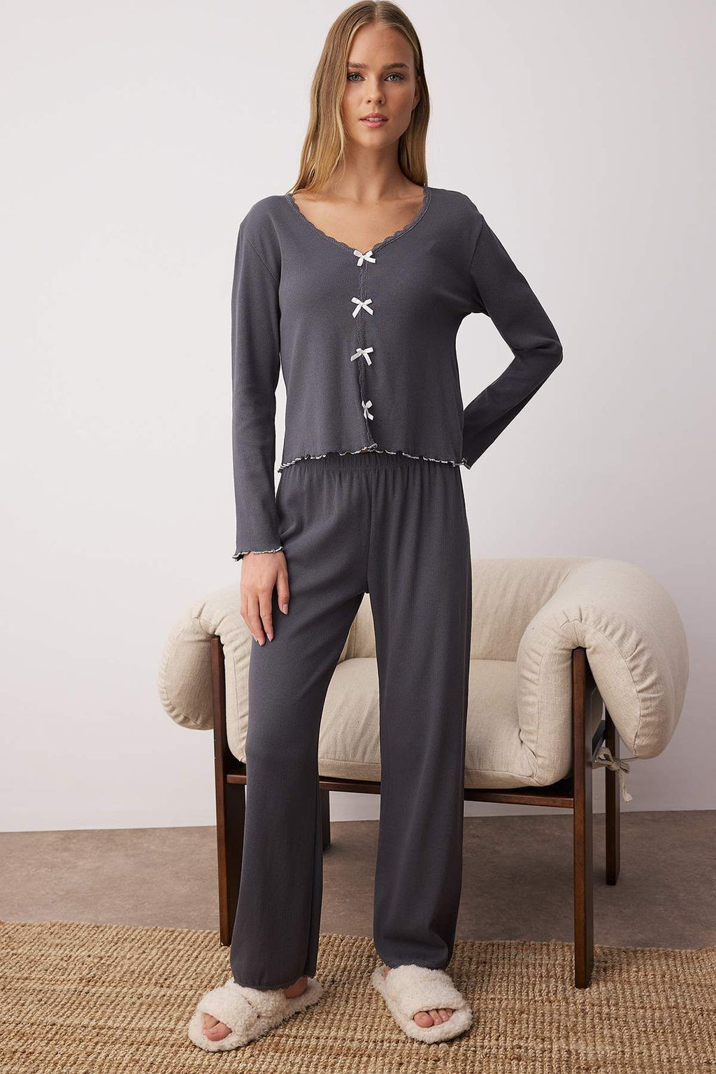 Trendyolmilla Beyaz Pamuklu Dantelli ve Kurdele/Fiyonk Detayl? Fitilli Orme Pijama Tak?m? THMAW25PT00206  фото 2