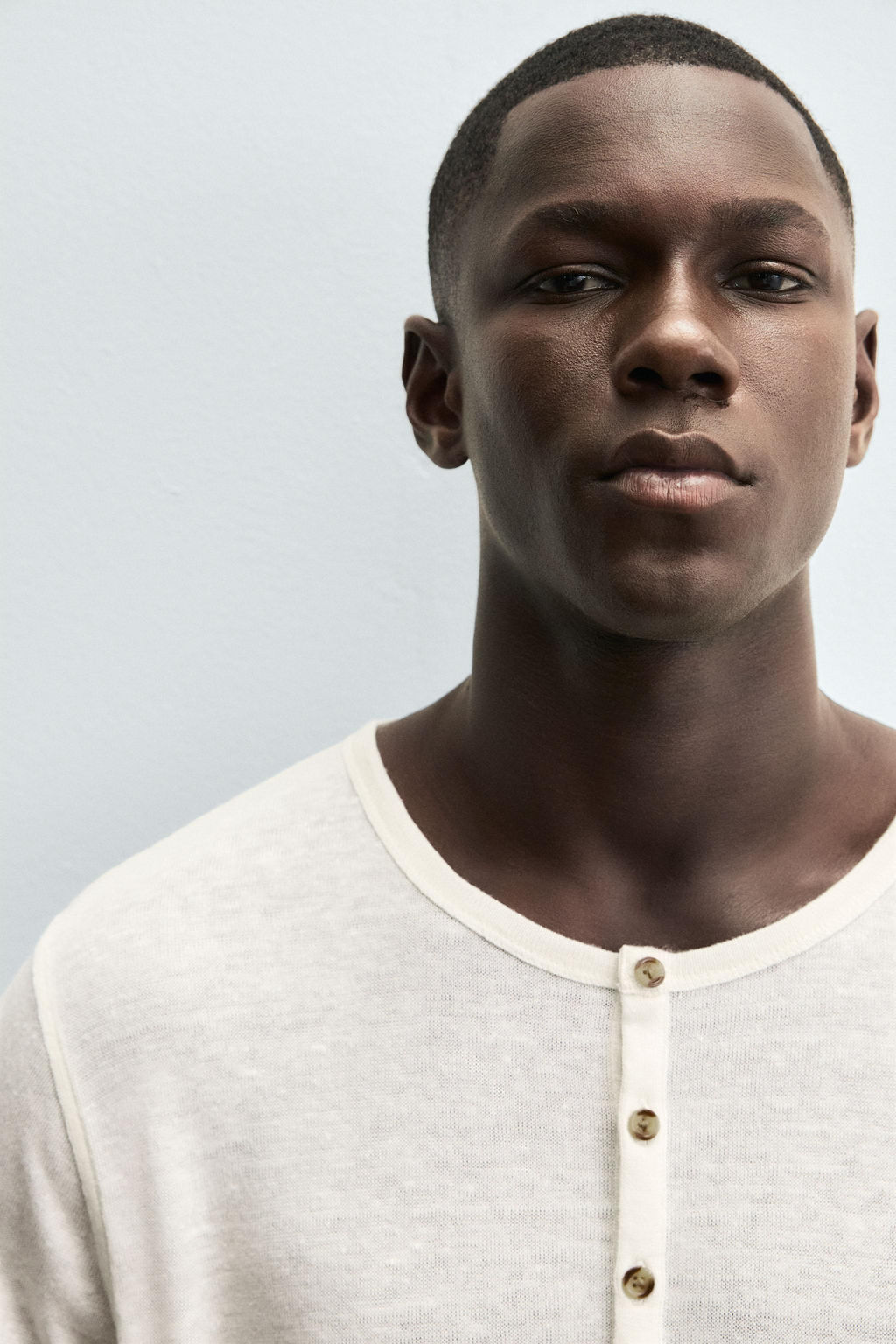 HEMP AND VISCOSE BUTTON-NECK T-SHIRT - Zara фото 5