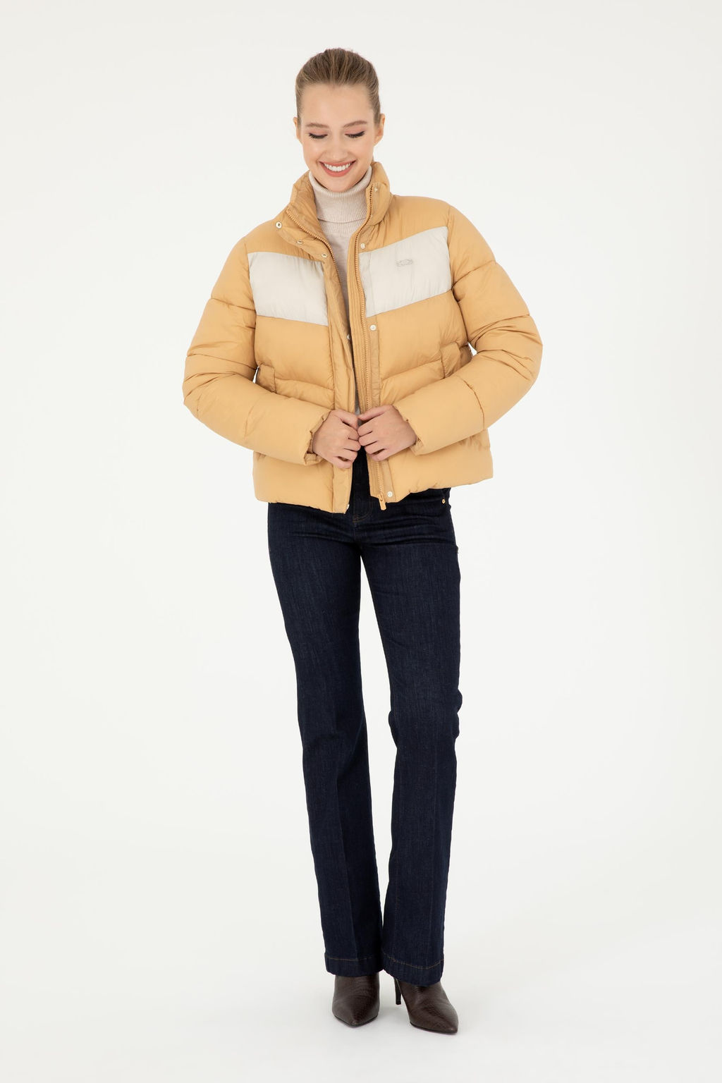 Kad_n Camel Mont