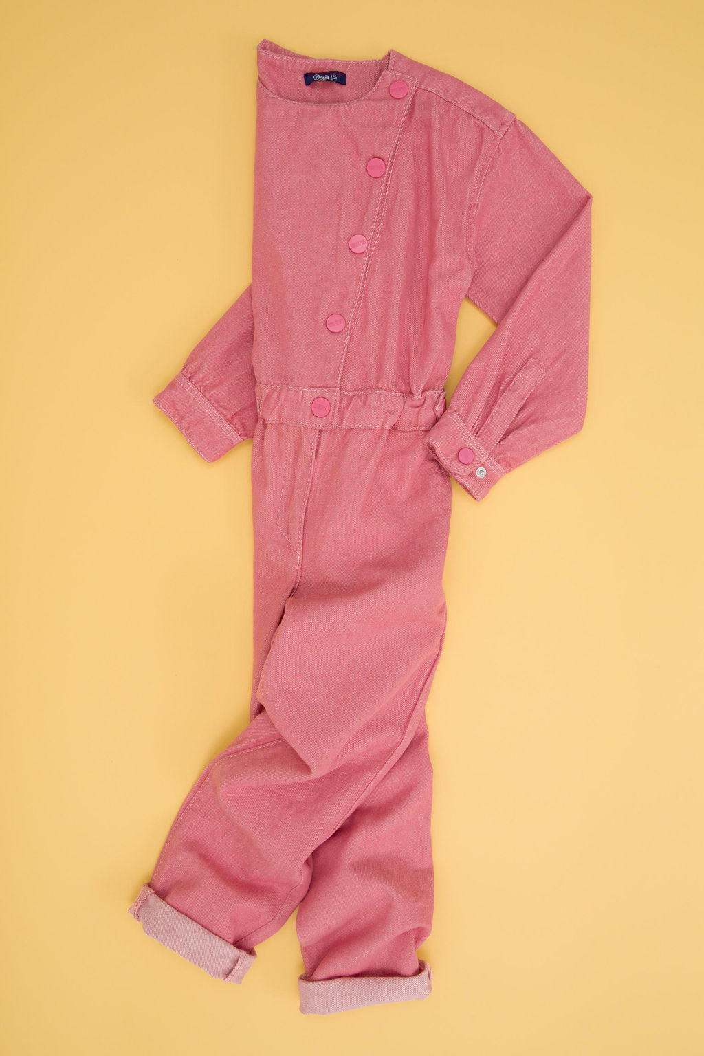 Девушка розовое джинсовое платье скидка в корзине