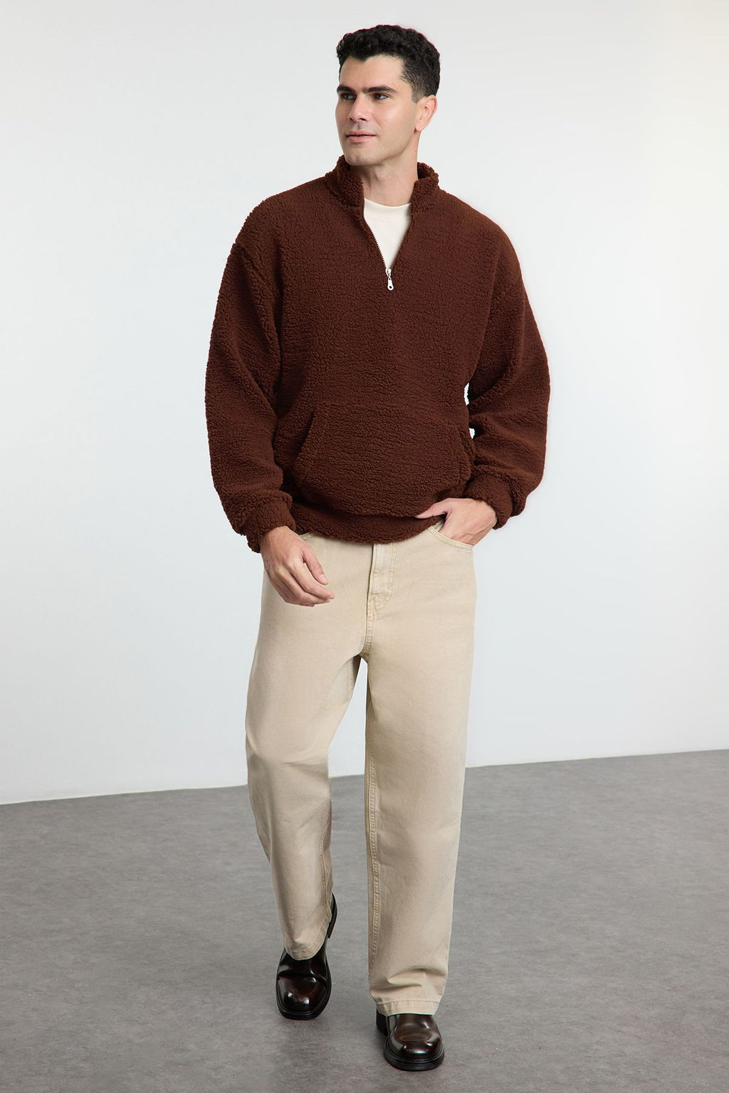 TRENDYOL MAN Koyu Kahverengi Oversize/Genis Kesim Fermuarl? Pelus Sweatshirt TMNAW25SW00107 - Trendyolmilla фото 2