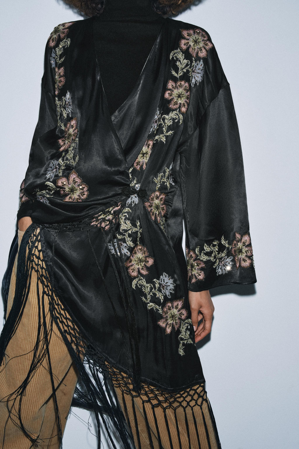 KIMONO WITH FLORAL EMBROIDERY AND FRINGES - Zara фото 5