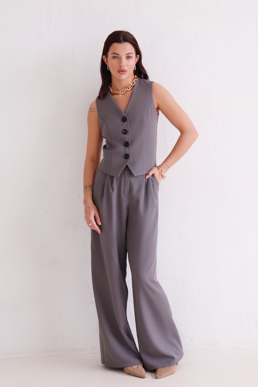 12751 Брючный костюм с жилетом серый