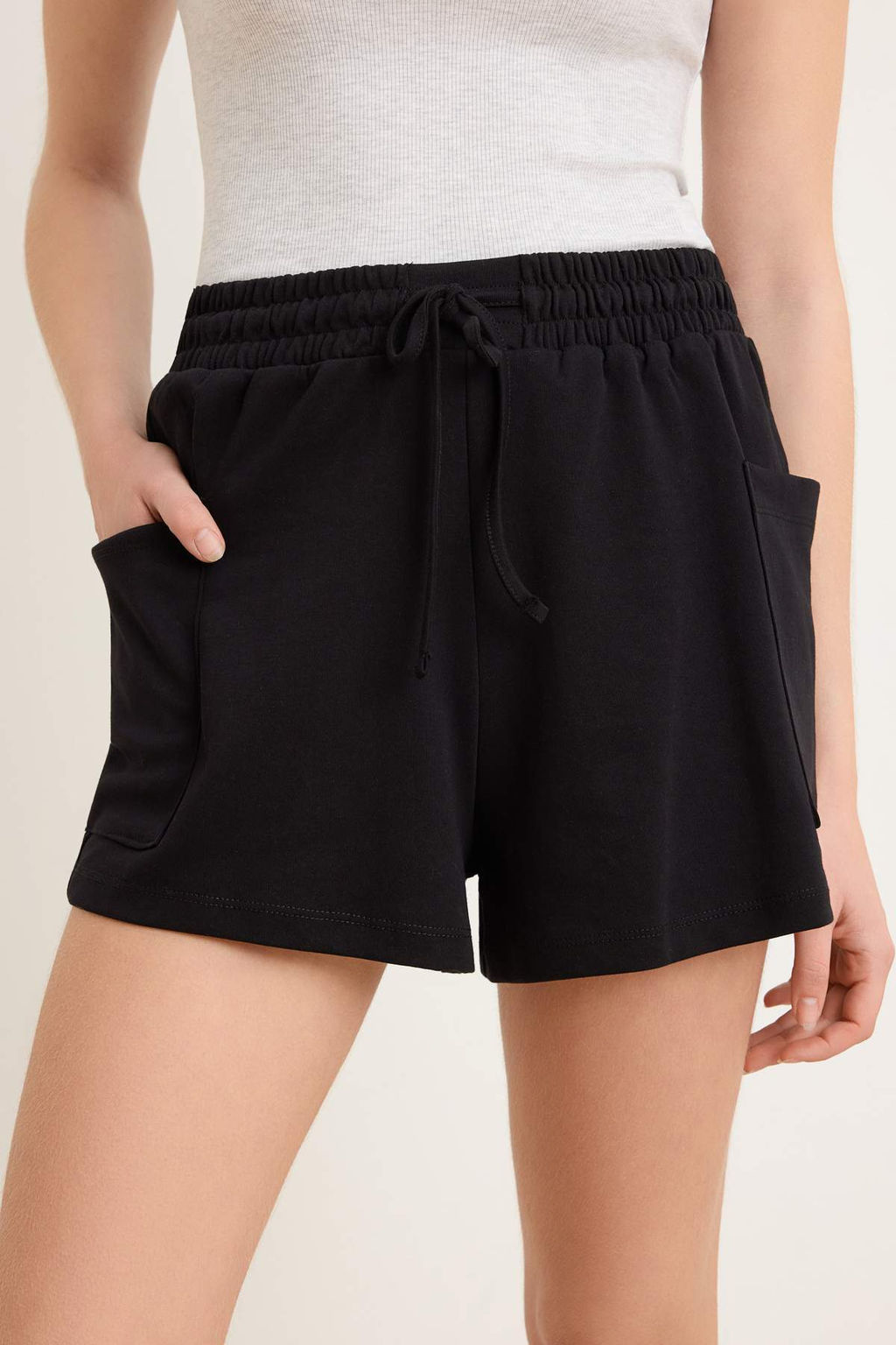 Siyah Duz Yuksek Bel Boru Paca K?sa Soft Touch Orme Sort & Bermuda TWOSS26SR00227 - Trendyolmilla фото 3