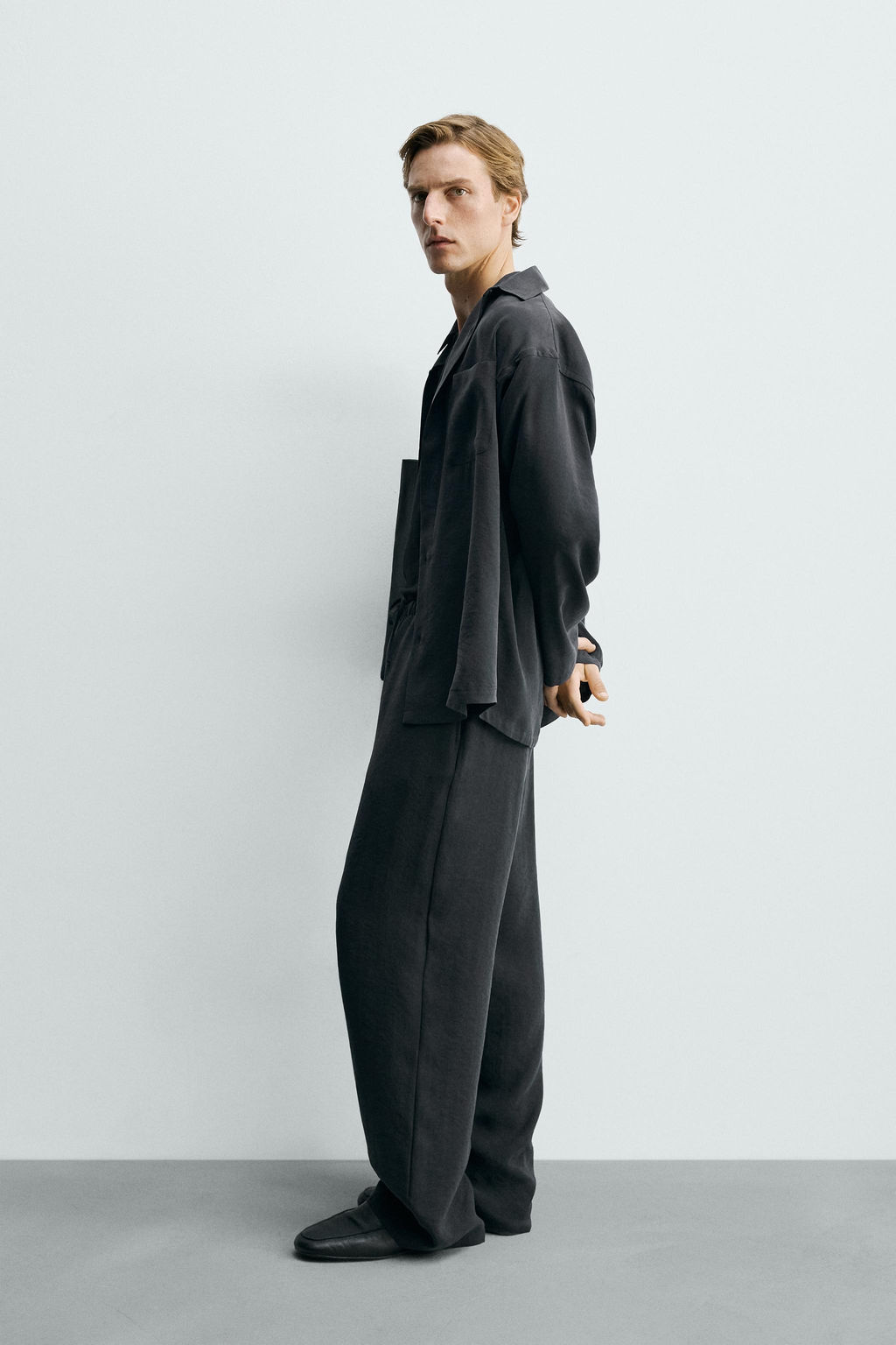 PANTAL?N FLUIDO RELAXED FIT / Negro - Zara фото 4