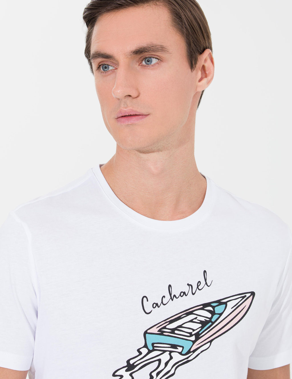 Белая футболка узкого кроя с круглым вырезом