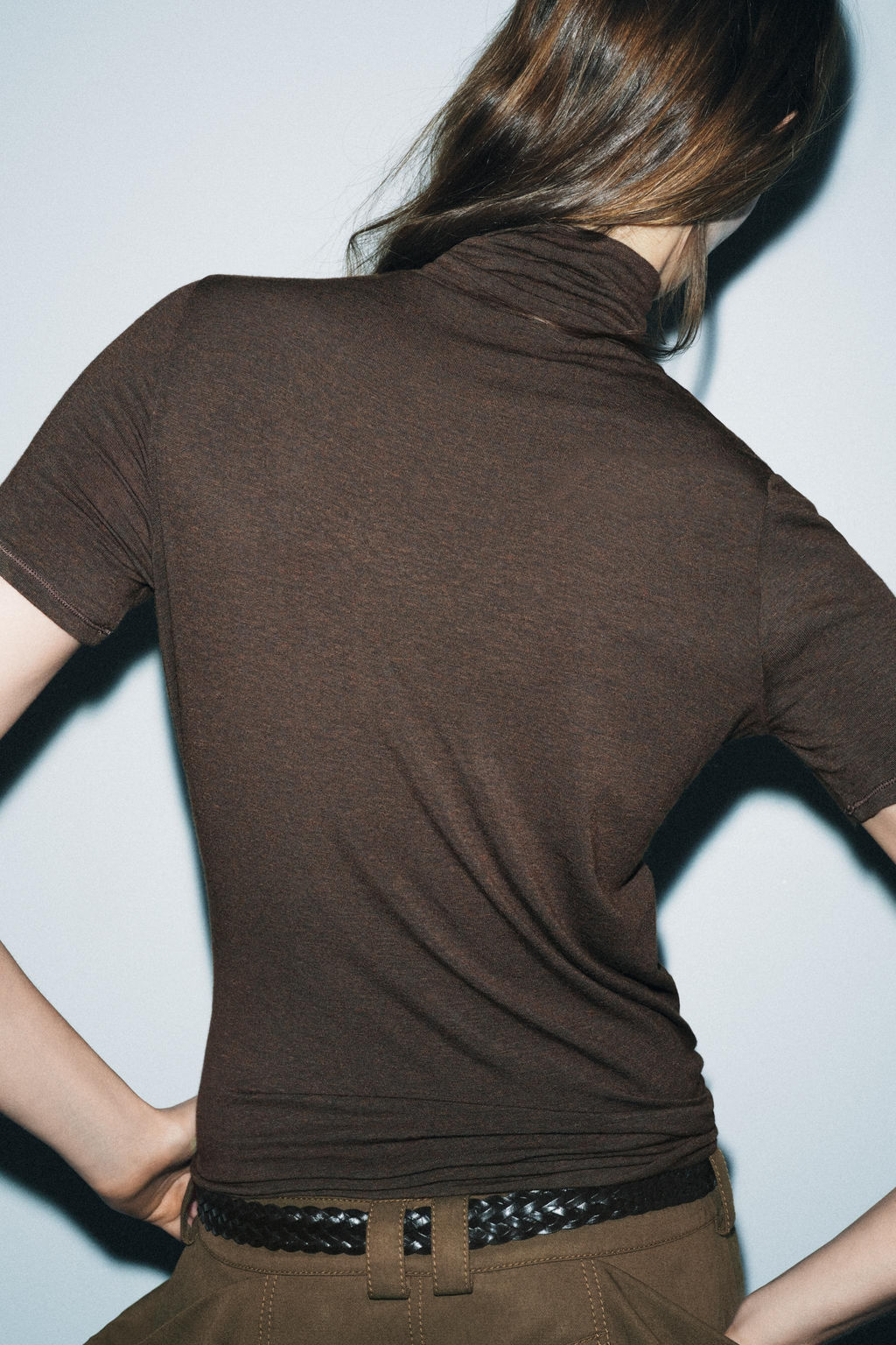 CAMISETA CUELLO ALTO ASIM?TRICA / Marr?n - Zara фото 2